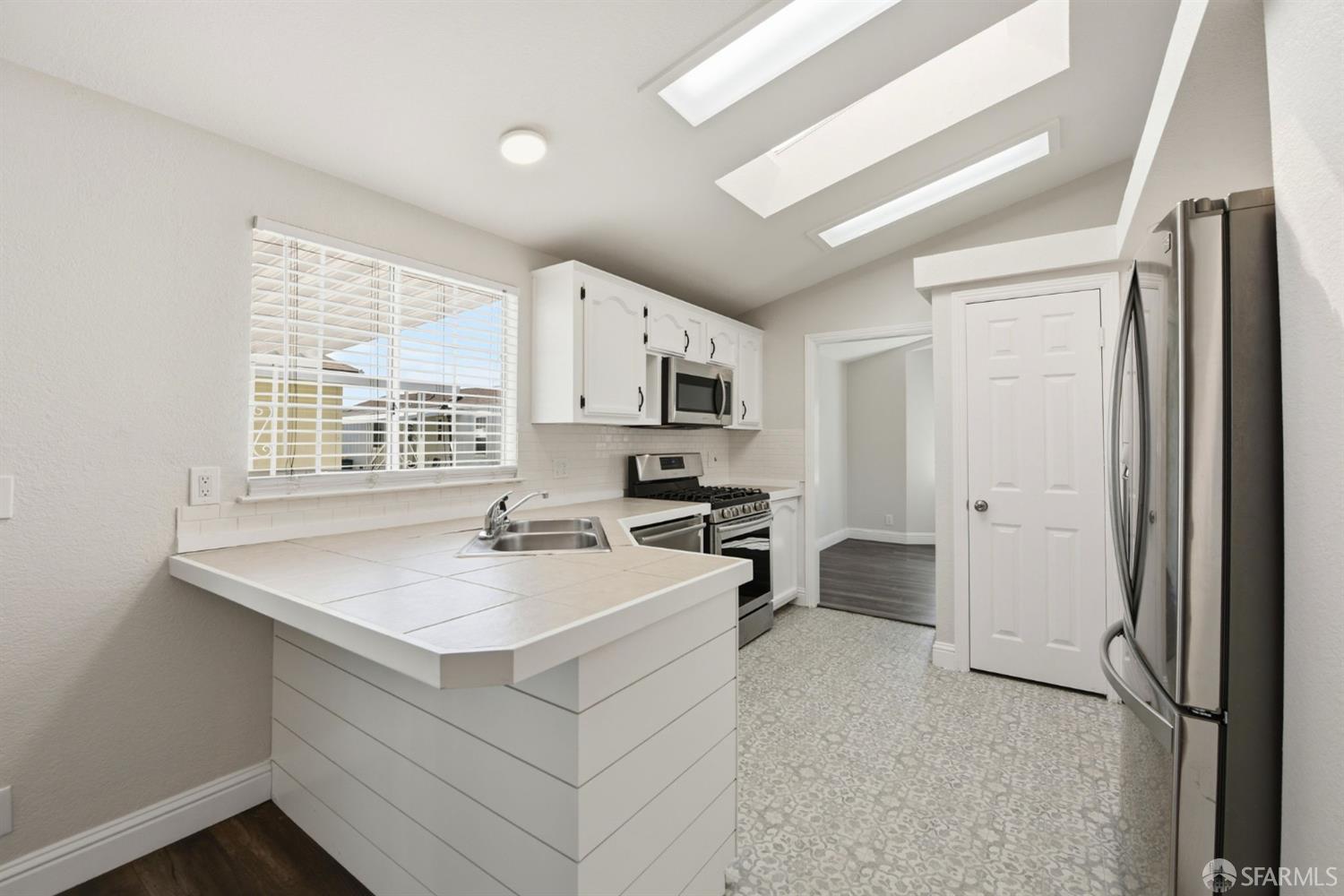 Detail Gallery Image 14 of 42 For 2470 Bourbon Dr, Hayward,  CA 94545 - 3 Beds | 2 Baths