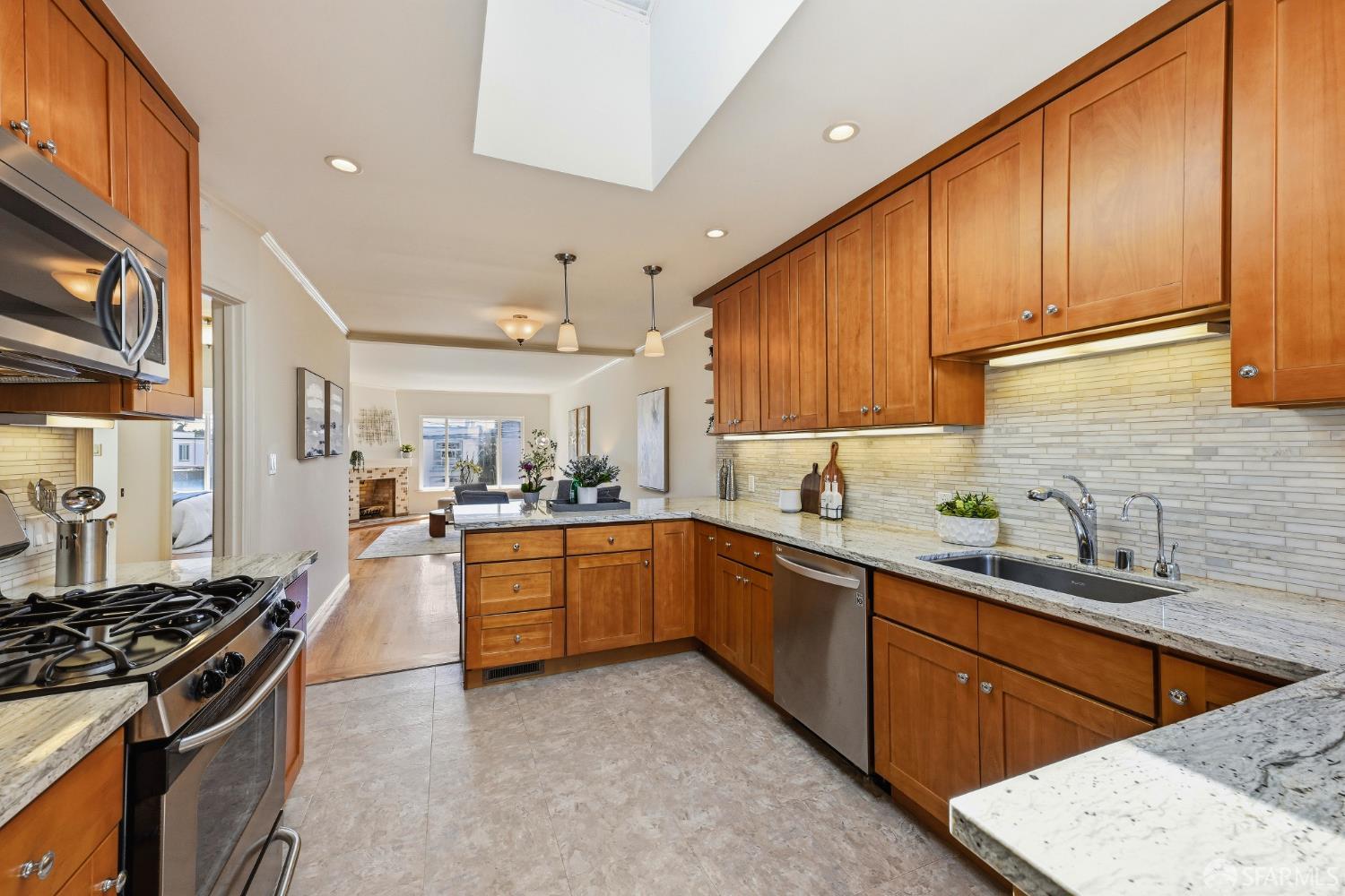 Detail Gallery Image 12 of 46 For 3626 Ulloa St, San Francisco,  CA 94116 - 3 Beds | 1/1 Baths