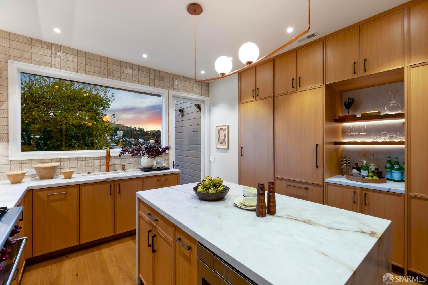 Detail Gallery Image 5 of 18 For 32 Carson St, San Francisco,  CA 94114 - 3 Beds | 3 Baths