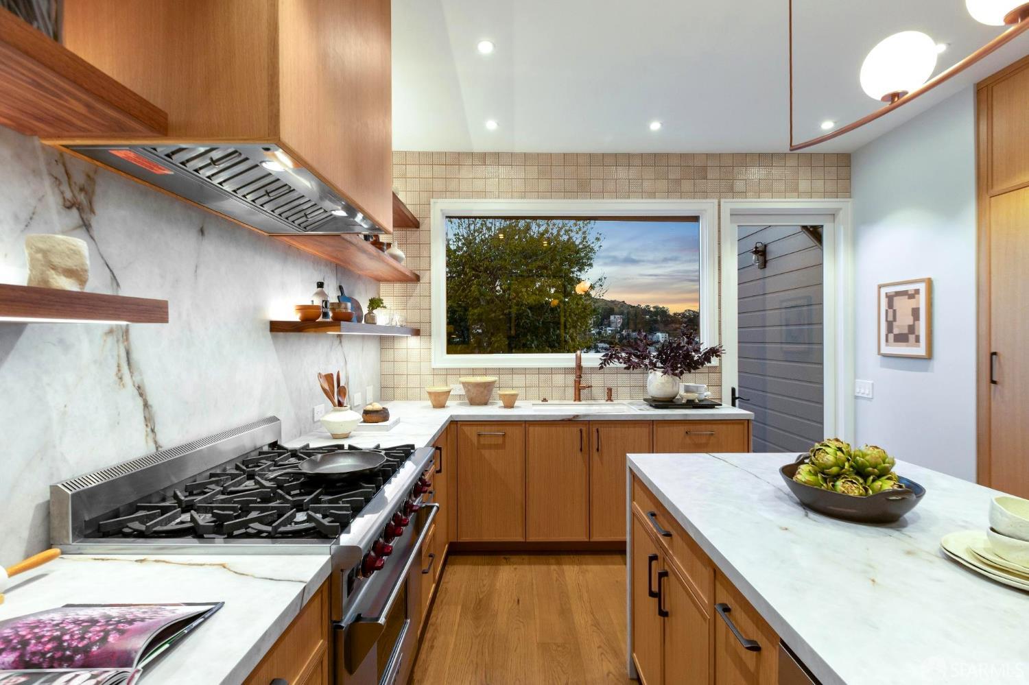 Detail Gallery Image 6 of 18 For 32 Carson St, San Francisco,  CA 94114 - 3 Beds | 3 Baths