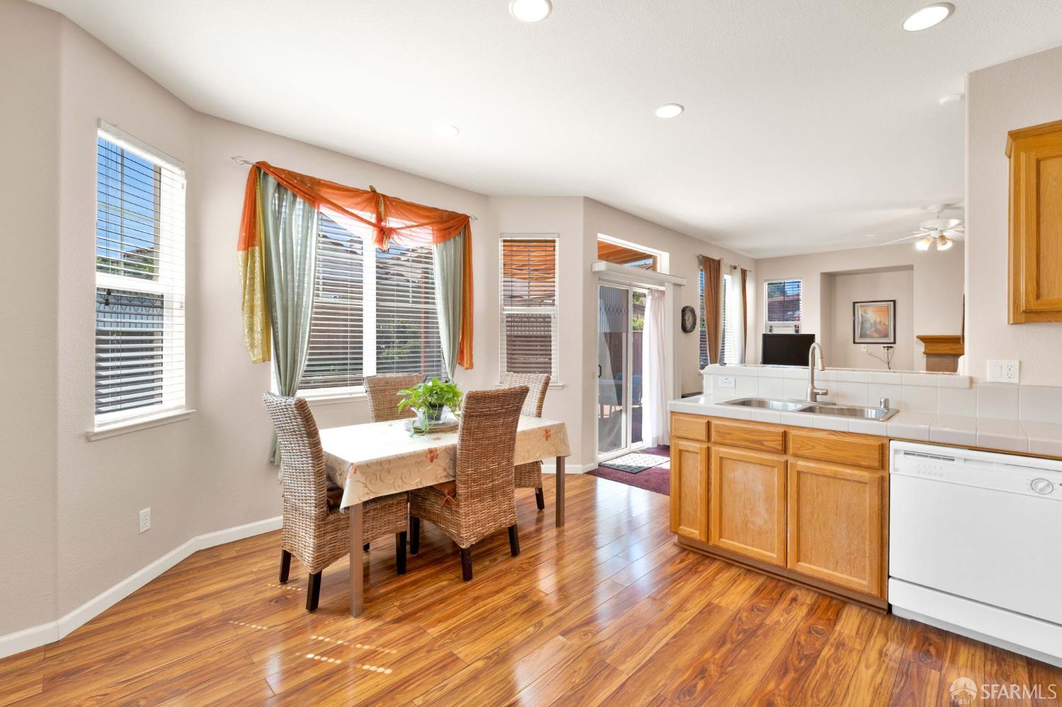 Detail Gallery Image 10 of 36 For 355 Foxglove St, Pittsburg,  CA 94565 - 4 Beds | 2/1 Baths