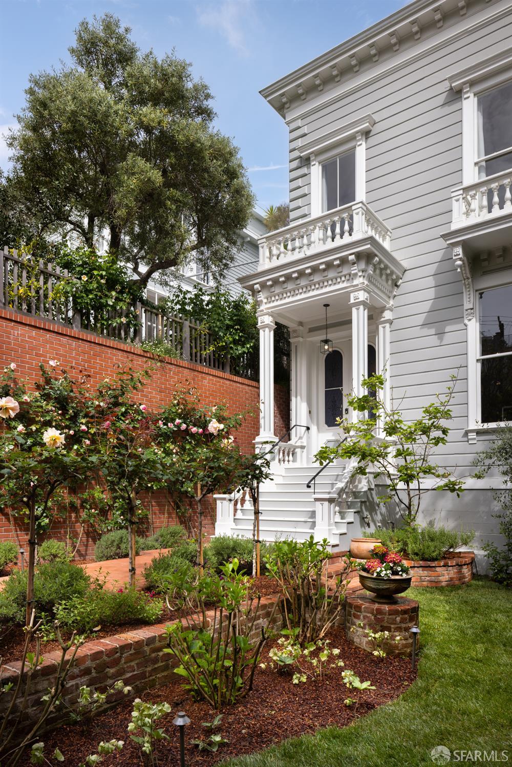 Detail Gallery Image 3 of 35 For 930 Chestnut St, San Francisco,  CA 94109 - 4 Beds | 2/1 Baths