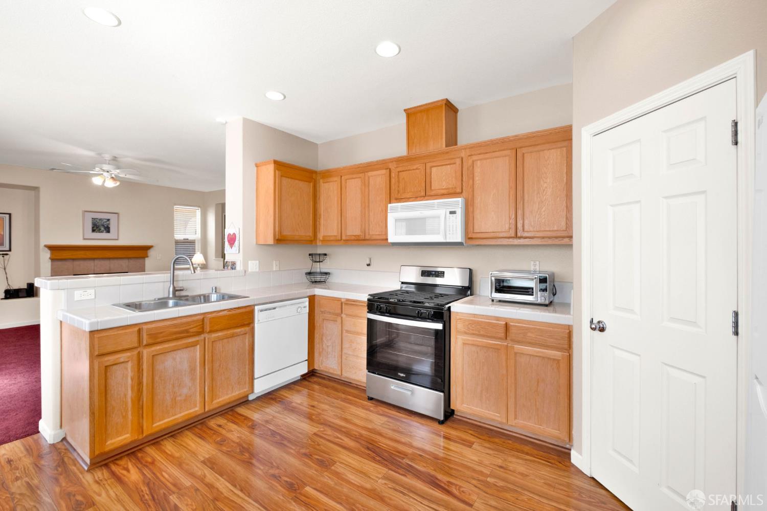 Detail Gallery Image 12 of 36 For 355 Foxglove St, Pittsburg,  CA 94565 - 4 Beds | 2/1 Baths