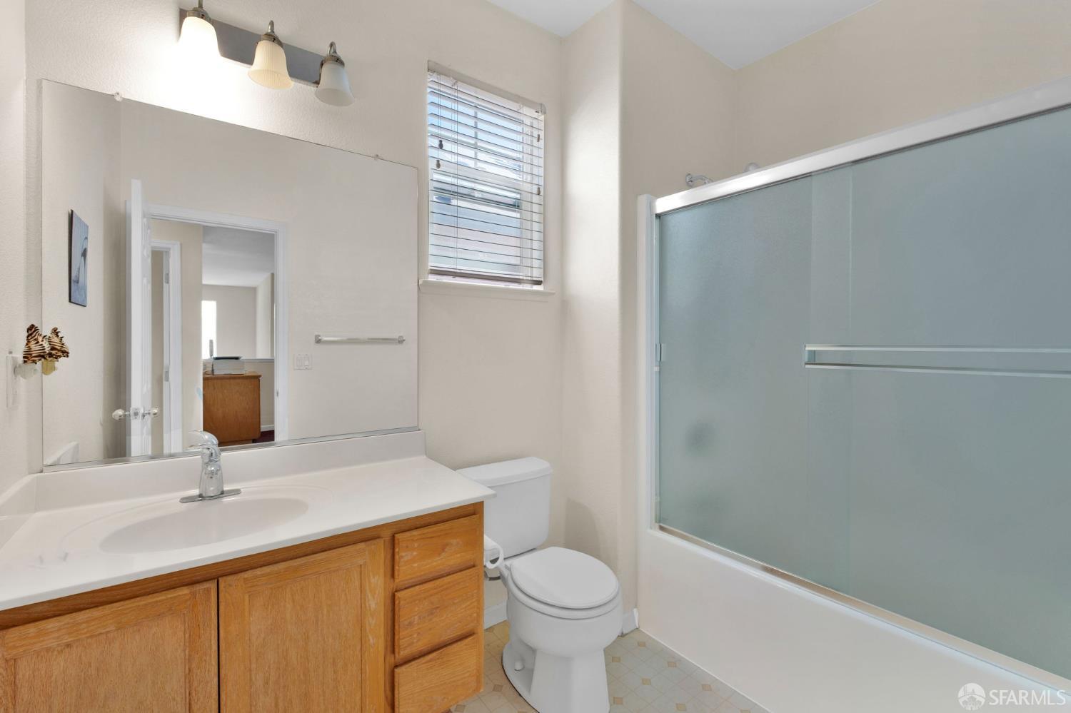 Detail Gallery Image 25 of 36 For 355 Foxglove St, Pittsburg,  CA 94565 - 4 Beds | 2/1 Baths