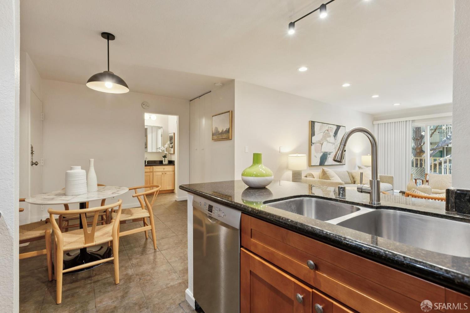 Photo #8: 426118695 Listing: Photo #8