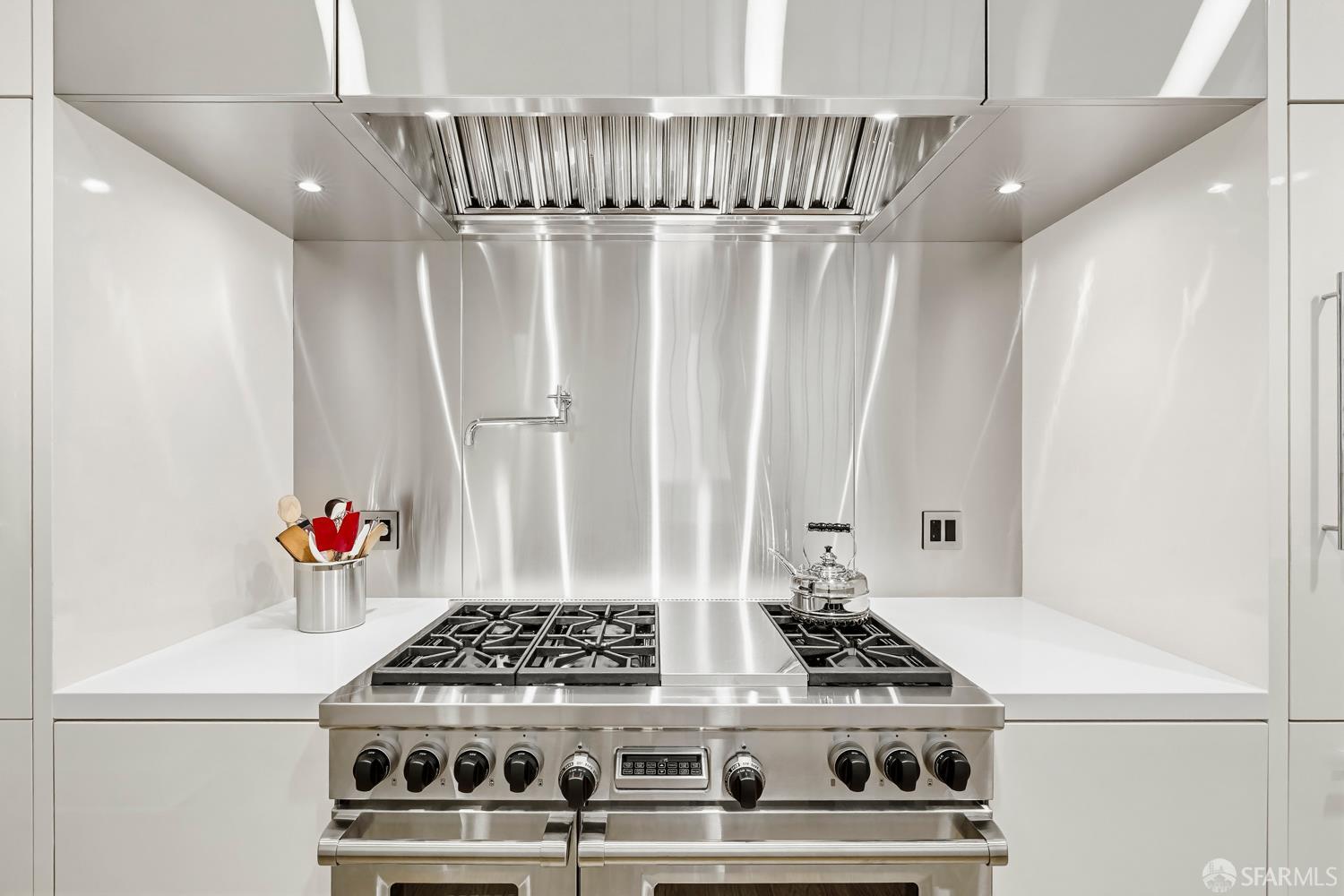 Detail Gallery Image 5 of 16 For 2298 Pacific Ave #3,  San Francisco,  CA 94115 - 3 Beds | 2/1 Baths