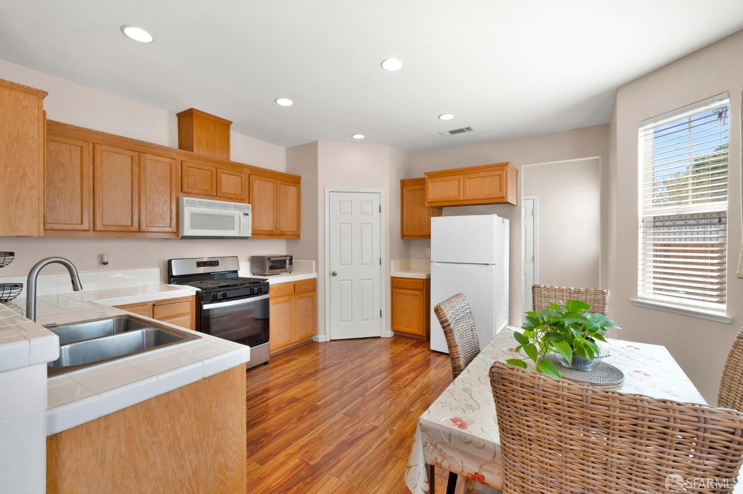 Detail Gallery Image 11 of 36 For 355 Foxglove St, Pittsburg,  CA 94565 - 4 Beds | 2/1 Baths