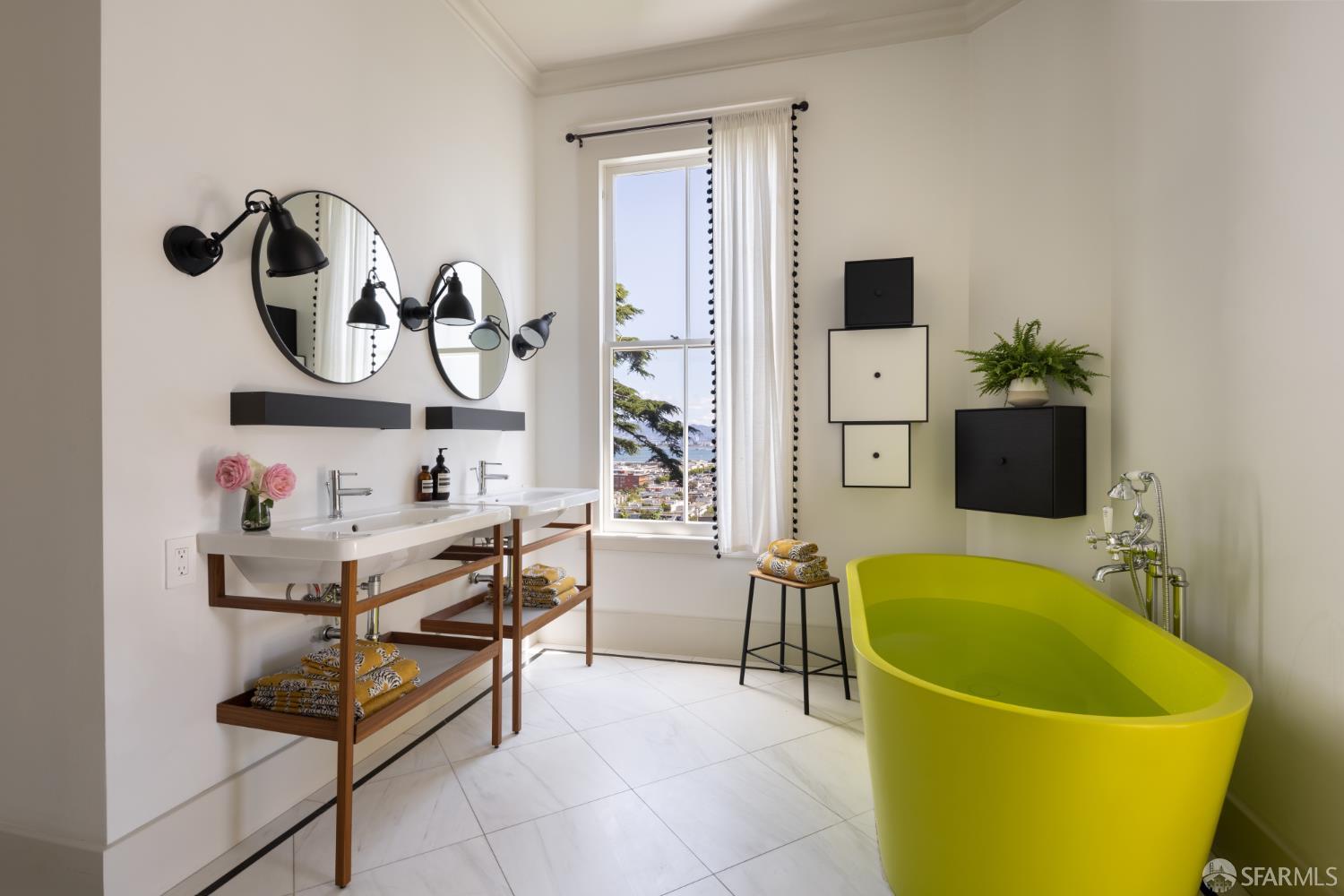 Detail Gallery Image 16 of 35 For 930 Chestnut St, San Francisco,  CA 94109 - 4 Beds | 2/1 Baths