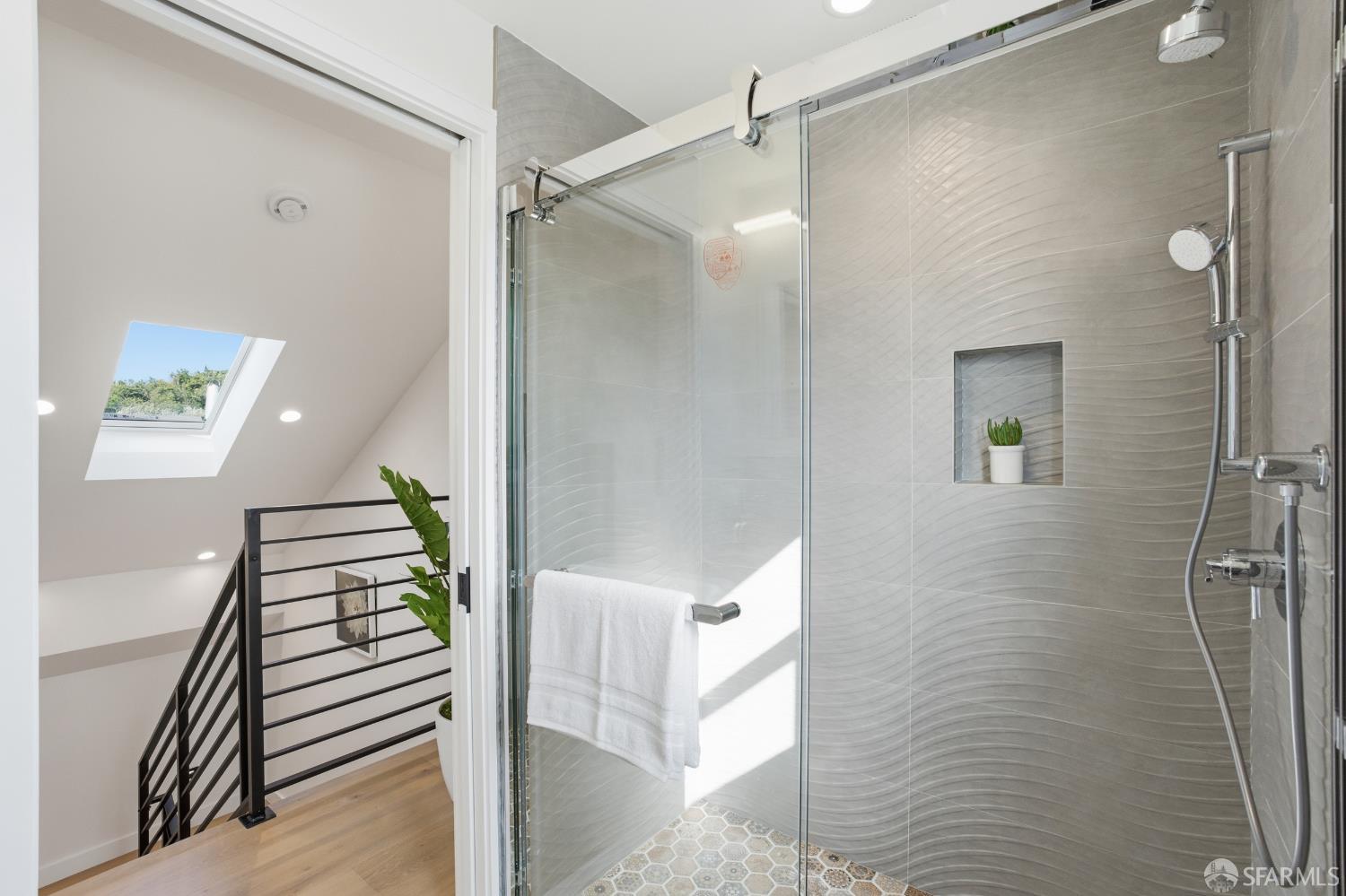 Detail Gallery Image 44 of 75 For 511 Edinburgh St, San Francisco,  CA 94112 - 4 Beds | 4/1 Baths