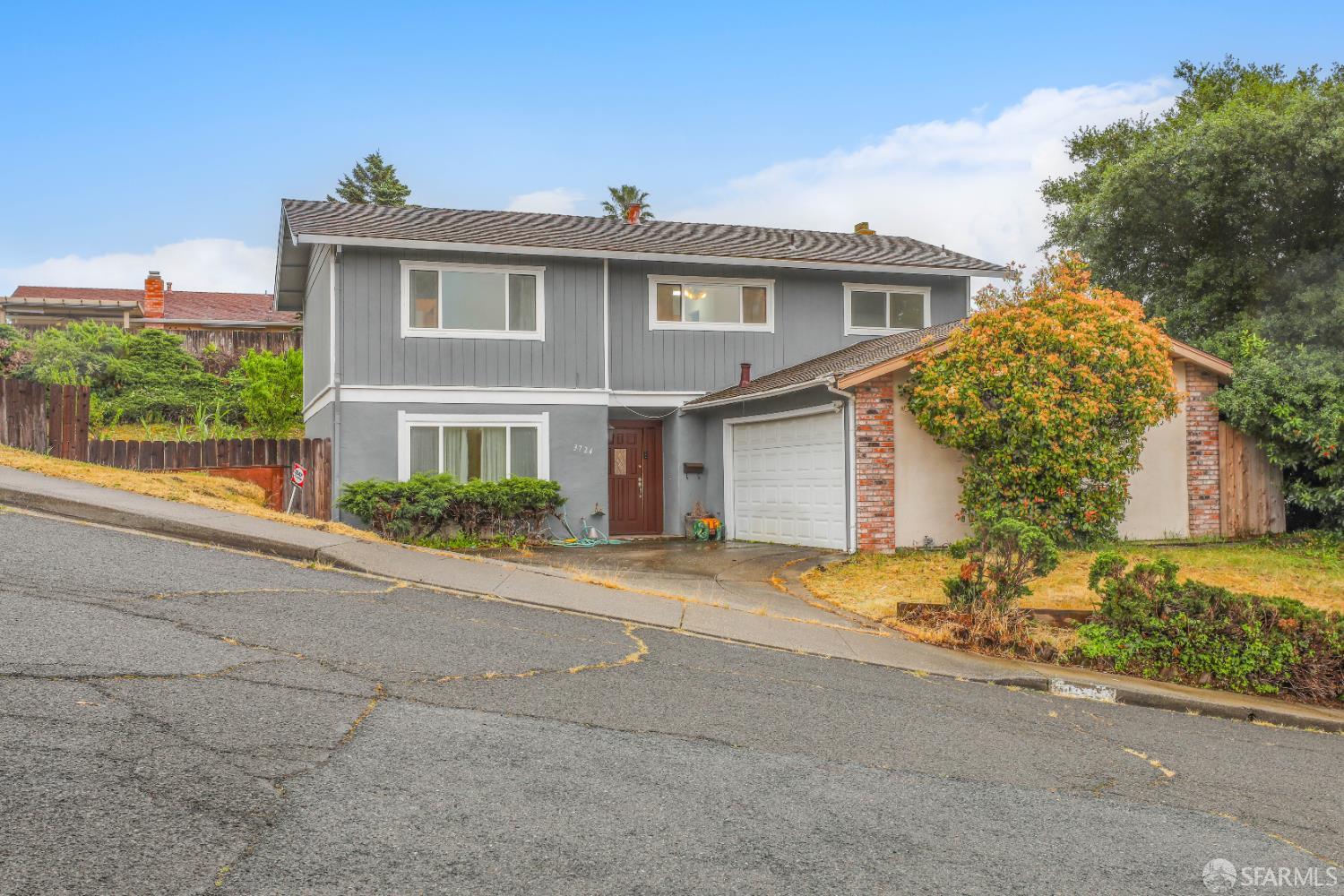 Detail Gallery Image 2 of 39 For 3724 Carol St, Pinole,  CA 94564 - 4 Beds | 2/1 Baths