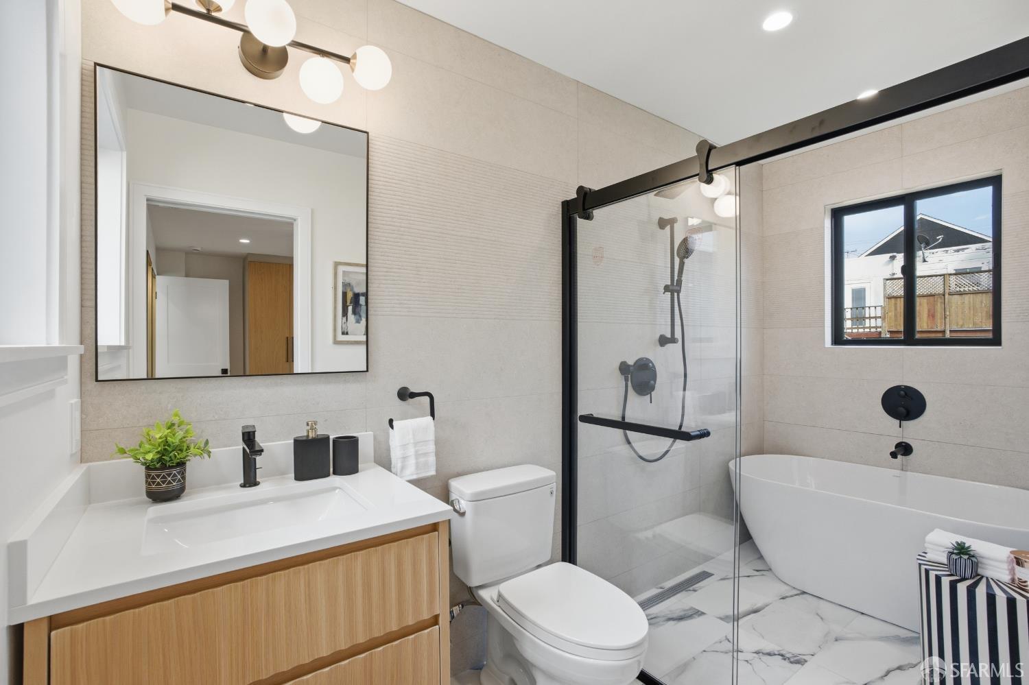 Detail Gallery Image 32 of 75 For 511 Edinburgh St, San Francisco,  CA 94112 - 4 Beds | 4/1 Baths