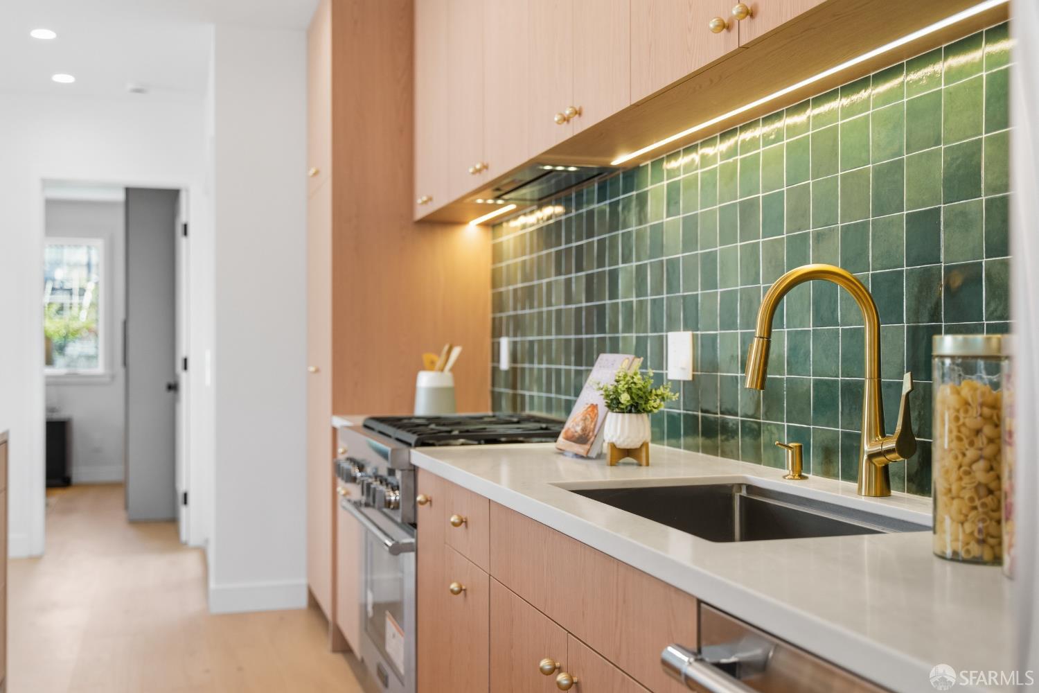 Detail Gallery Image 20 of 75 For 511 Edinburgh St, San Francisco,  CA 94112 - 4 Beds | 4/1 Baths