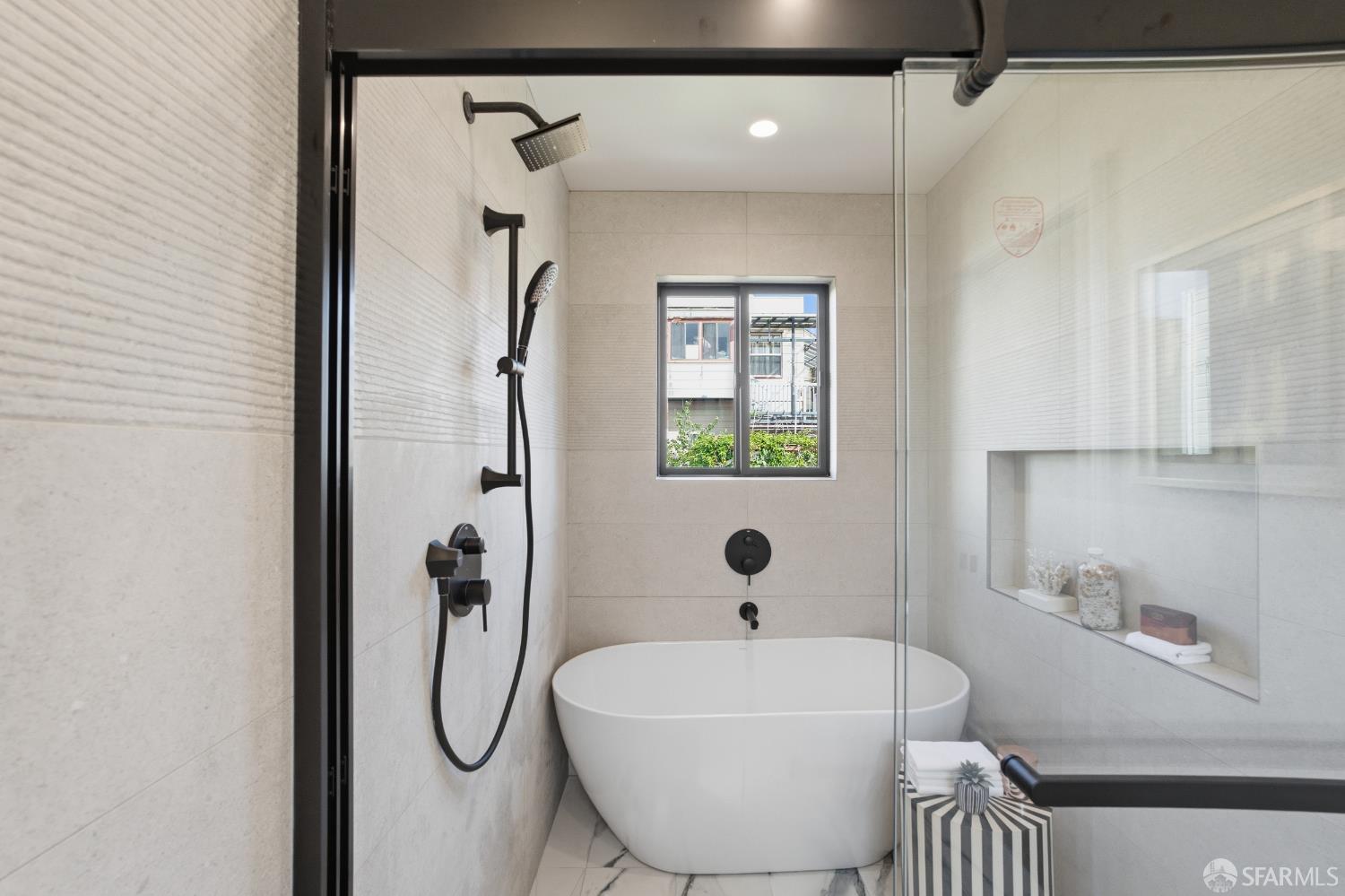 Detail Gallery Image 34 of 75 For 511 Edinburgh St, San Francisco,  CA 94112 - 4 Beds | 4/1 Baths