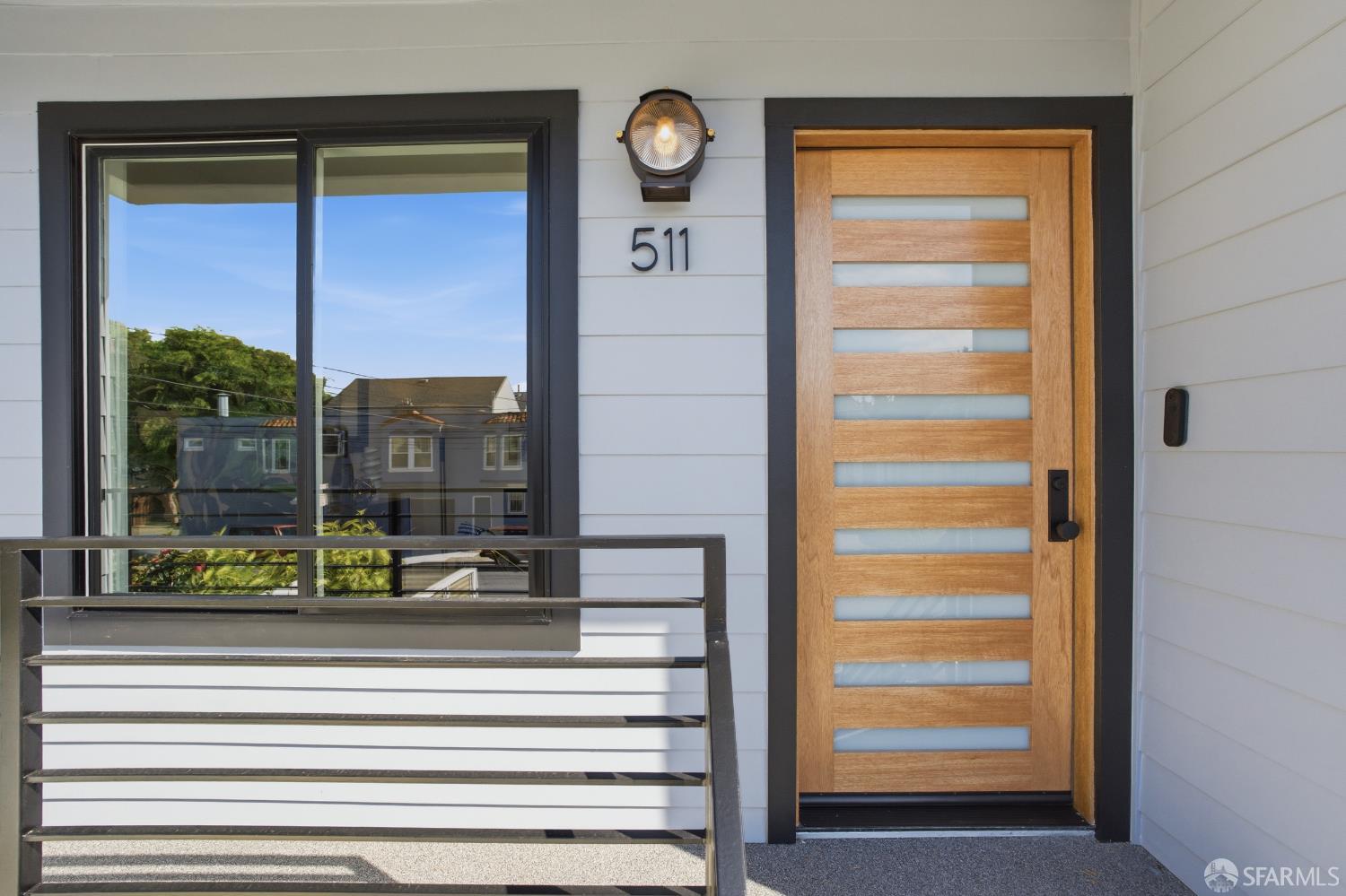 Detail Gallery Image 4 of 75 For 511 Edinburgh St, San Francisco,  CA 94112 - 4 Beds | 4/1 Baths