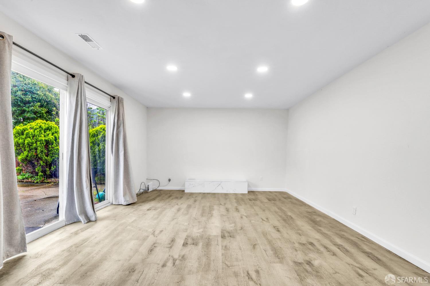 Detail Gallery Image 12 of 39 For 3724 Carol St, Pinole,  CA 94564 - 4 Beds | 2/1 Baths