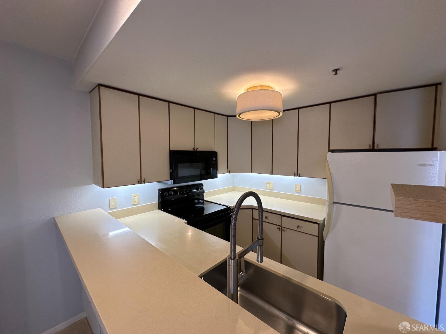 Photo #3: 426119170 Listing: Photo #3