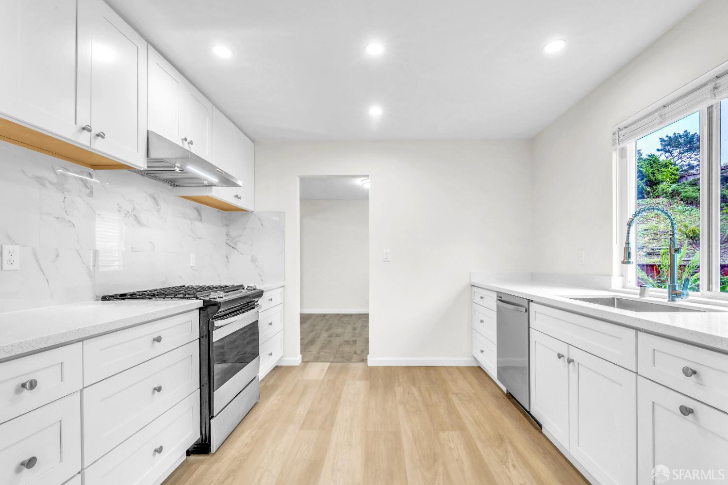 Detail Gallery Image 10 of 39 For 3724 Carol St, Pinole,  CA 94564 - 4 Beds | 2/1 Baths