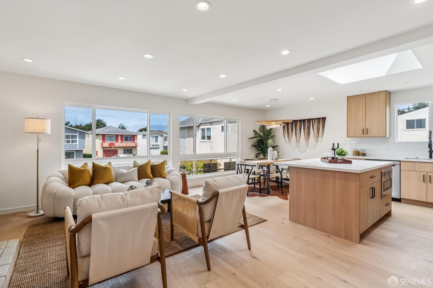 Detail Gallery Image 4 of 45 For 9 Seabreeze Ct, Pacifica,  CA 94044 - 4 Beds | 4 Baths