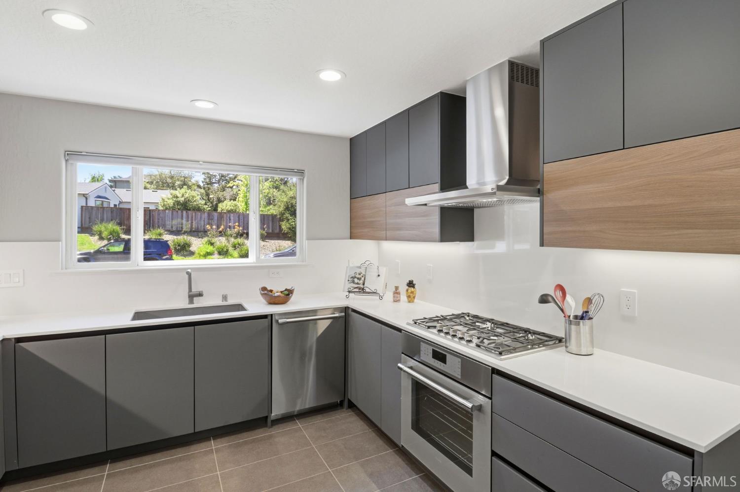 Detail Gallery Image 14 of 56 For 2117 Queens Ln, San Mateo,  CA 94402 - 4 Beds | 2 Baths