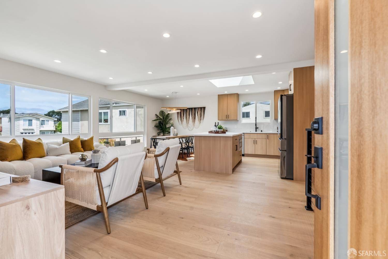 Detail Gallery Image 3 of 45 For 9 Seabreeze Ct, Pacifica,  CA 94044 - 4 Beds | 4 Baths