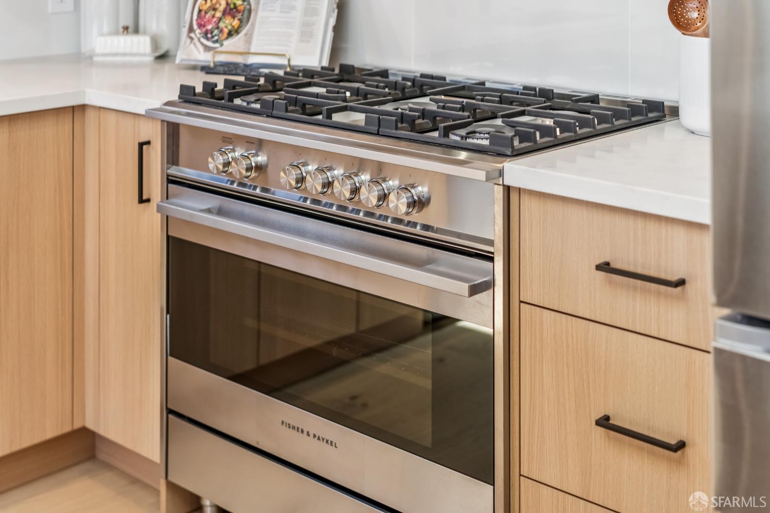 Detail Gallery Image 14 of 45 For 9 Seabreeze Ct, Pacifica,  CA 94044 - 4 Beds | 4 Baths