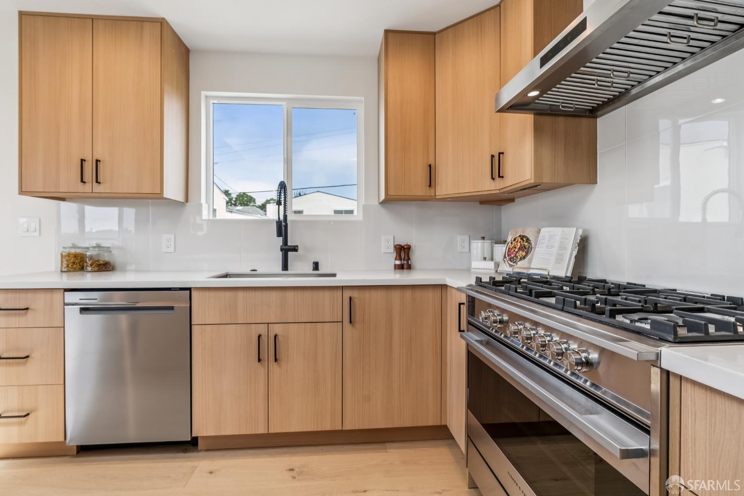 Detail Gallery Image 13 of 45 For 9 Seabreeze Ct, Pacifica,  CA 94044 - 4 Beds | 4 Baths