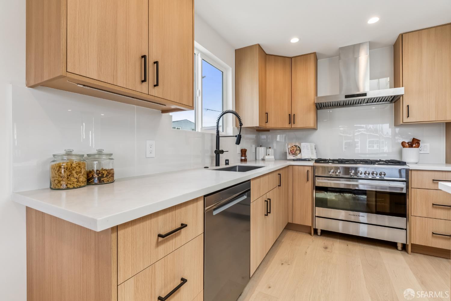 Detail Gallery Image 12 of 45 For 9 Seabreeze Ct, Pacifica,  CA 94044 - 4 Beds | 4 Baths