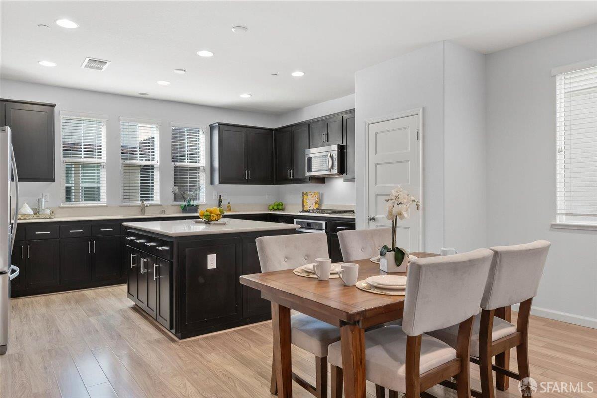 Detail Gallery Image 4 of 25 For 79 Middleton Pl, Hayward,  CA 94544 - 4 Beds | 3/1 Baths