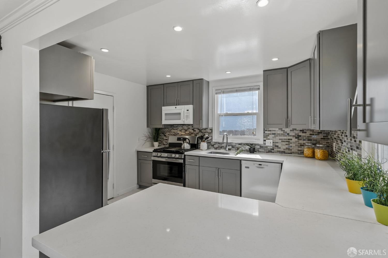 Detail Gallery Image 8 of 26 For 819 Thornhill Dr, Daly City,  CA 94015 - 3 Beds | 1/1 Baths