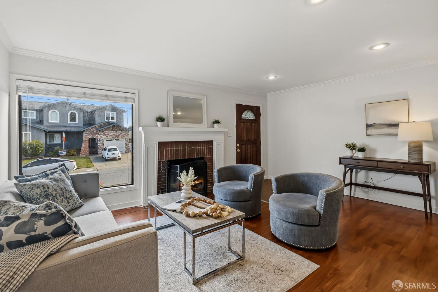 Detail Gallery Image 4 of 26 For 819 Thornhill Dr, Daly City,  CA 94015 - 3 Beds | 1/1 Baths