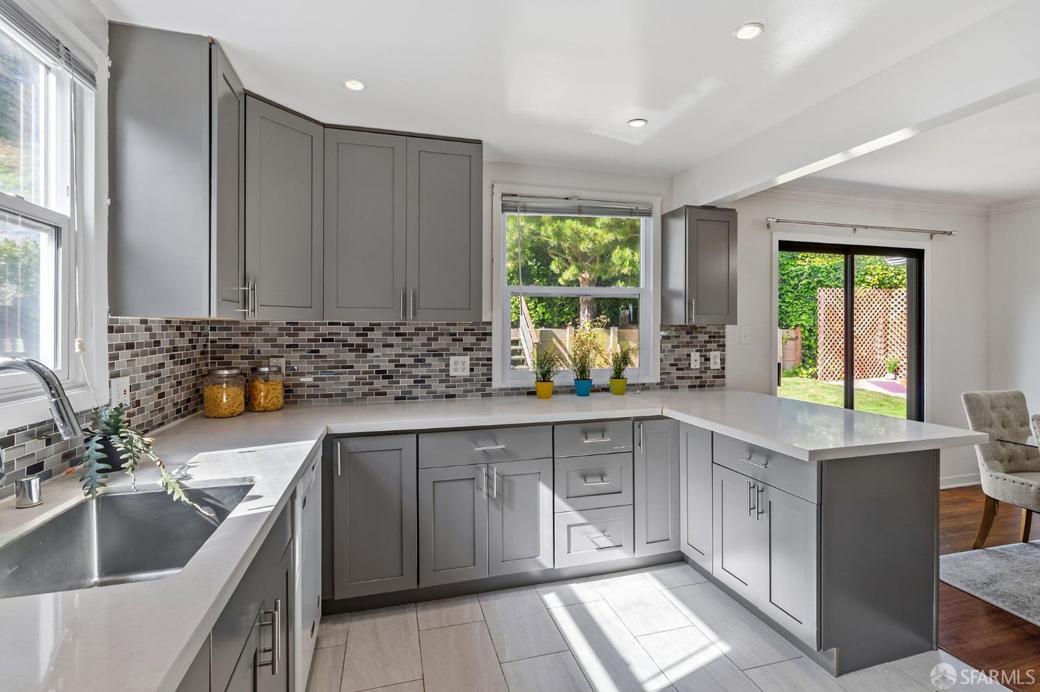 Detail Gallery Image 10 of 26 For 819 Thornhill Dr, Daly City,  CA 94015 - 3 Beds | 1/1 Baths