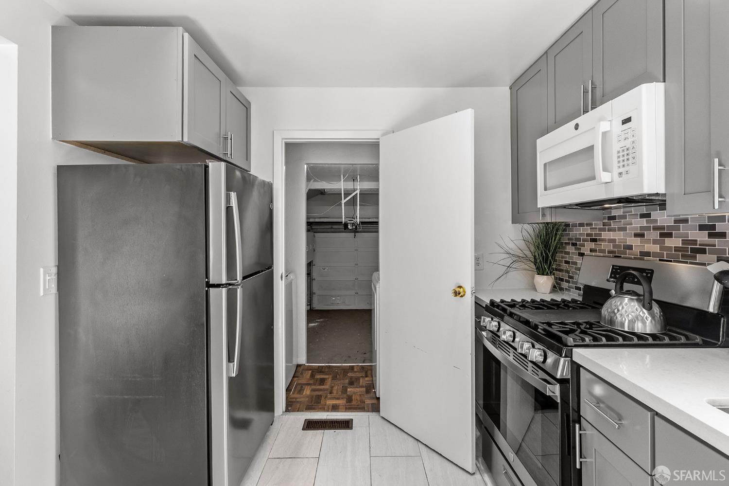 Detail Gallery Image 11 of 26 For 819 Thornhill Dr, Daly City,  CA 94015 - 3 Beds | 1/1 Baths