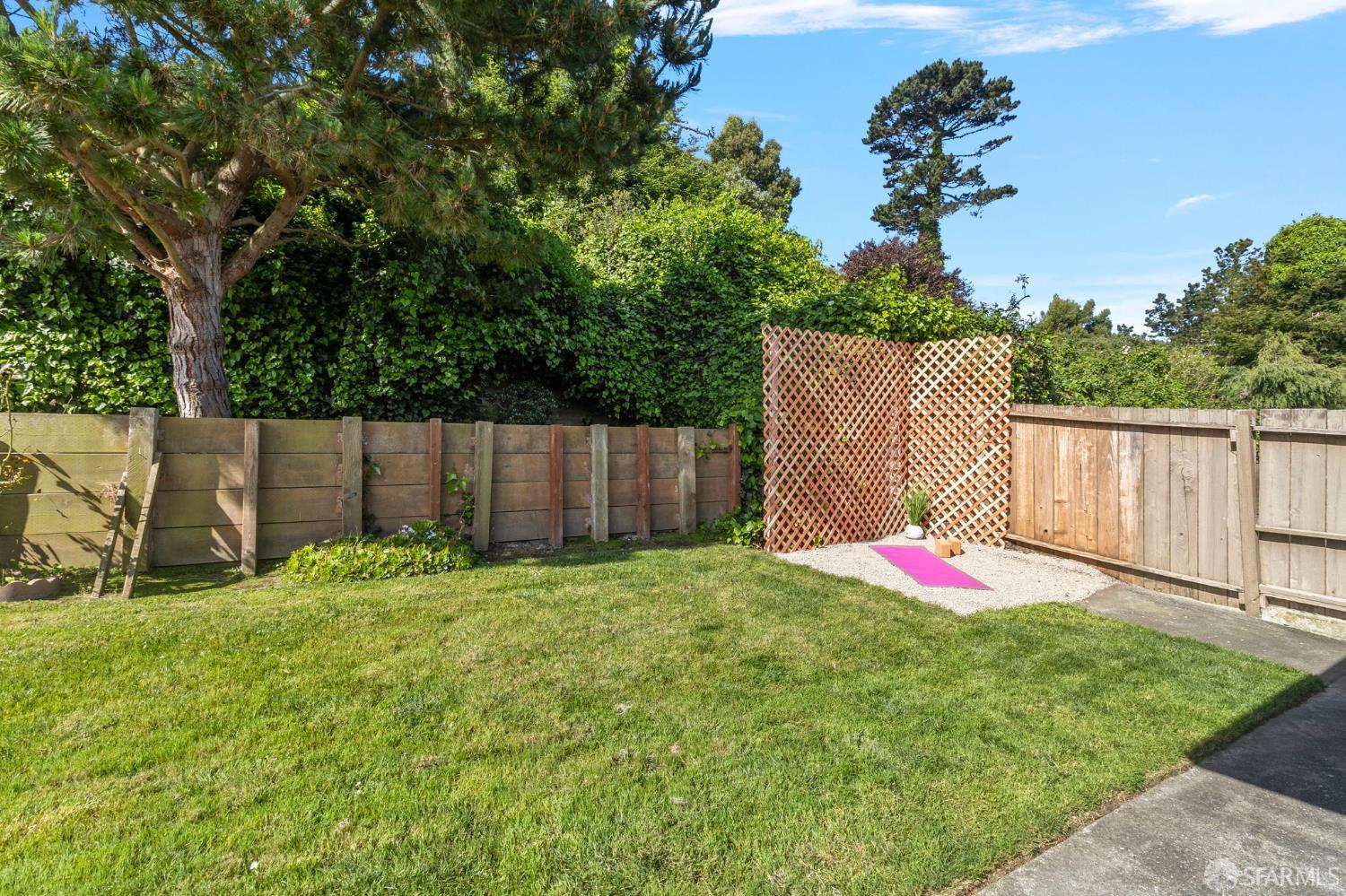 Detail Gallery Image 24 of 26 For 819 Thornhill Dr, Daly City,  CA 94015 - 3 Beds | 1/1 Baths