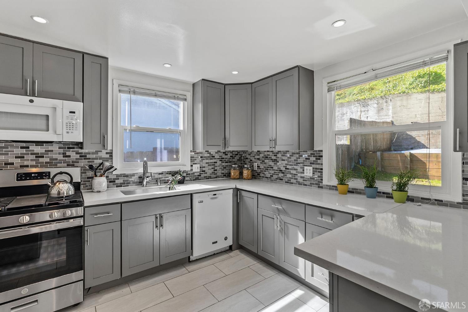 Detail Gallery Image 9 of 26 For 819 Thornhill Dr, Daly City,  CA 94015 - 3 Beds | 1/1 Baths