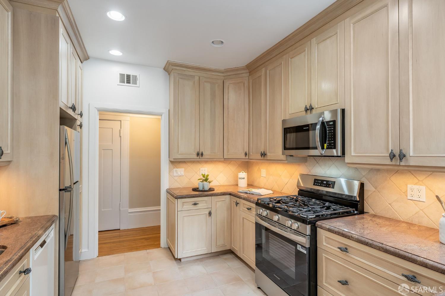 Photo #17: 426120506 Listing: Photo #17