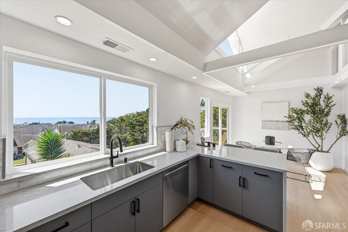 Detail Gallery Image 26 of 68 For 25 Shasta Ln, Pacifica,  CA 94044 - 4 Beds | 3 Baths