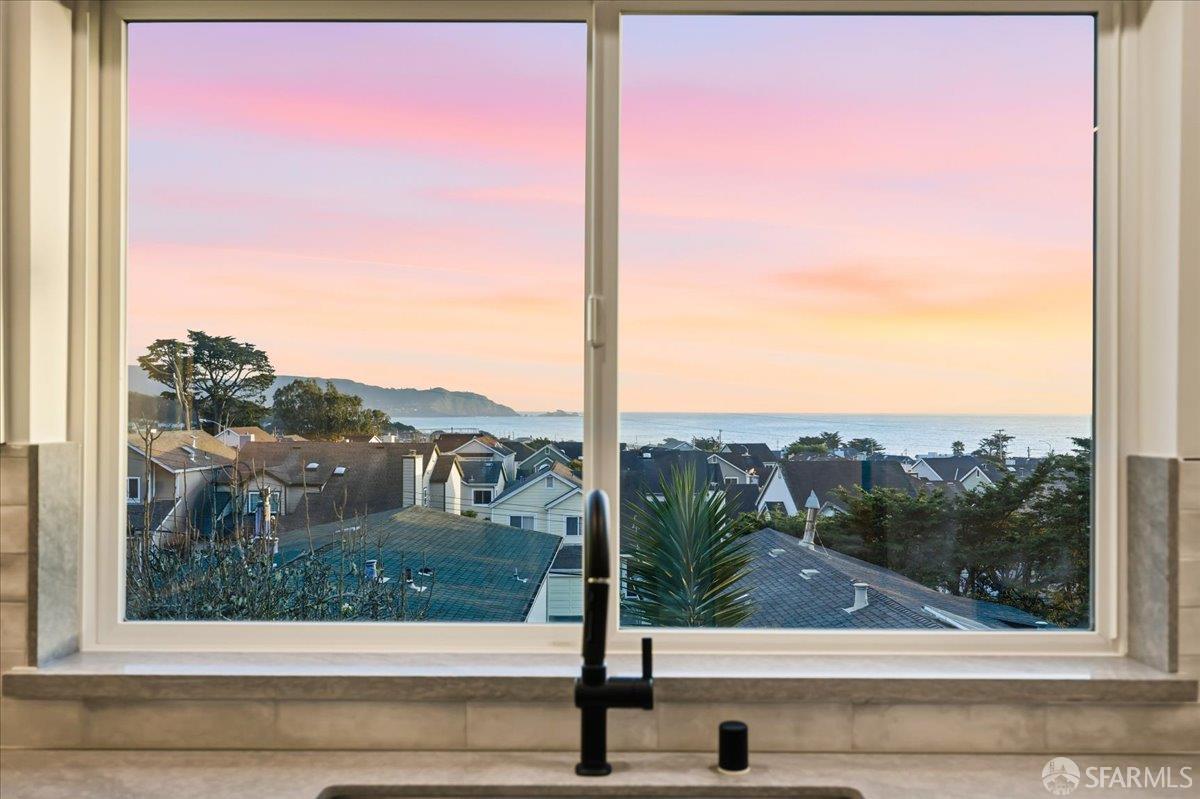 Detail Gallery Image 9 of 68 For 25 Shasta Ln, Pacifica,  CA 94044 - 4 Beds | 3 Baths