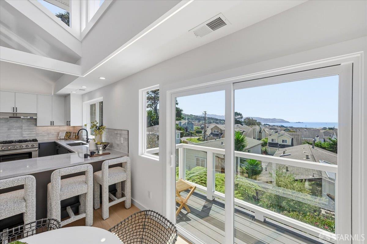 Detail Gallery Image 19 of 68 For 25 Shasta Ln, Pacifica,  CA 94044 - 4 Beds | 3 Baths