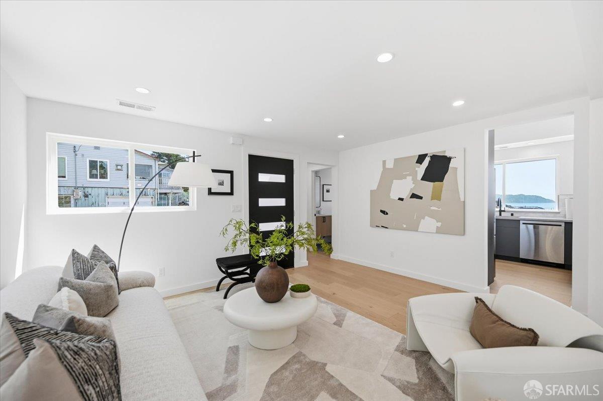 Detail Gallery Image 14 of 68 For 25 Shasta Ln, Pacifica,  CA 94044 - 4 Beds | 3 Baths