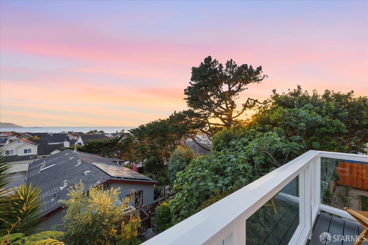 Detail Gallery Image 8 of 68 For 25 Shasta Ln, Pacifica,  CA 94044 - 4 Beds | 3 Baths