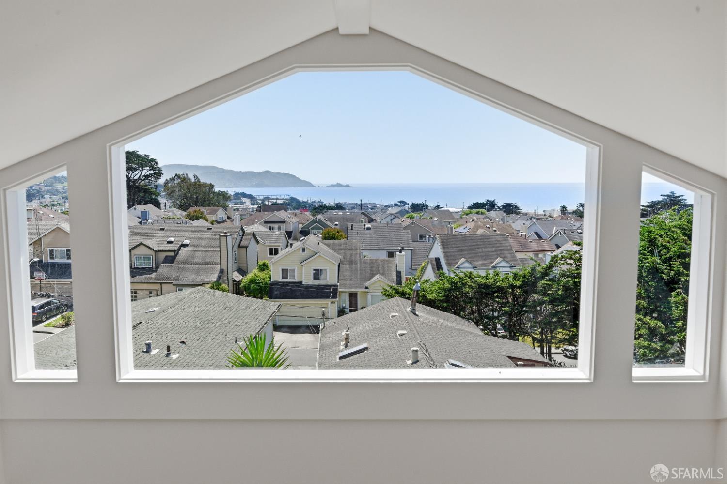 Detail Gallery Image 31 of 68 For 25 Shasta Ln, Pacifica,  CA 94044 - 4 Beds | 3 Baths