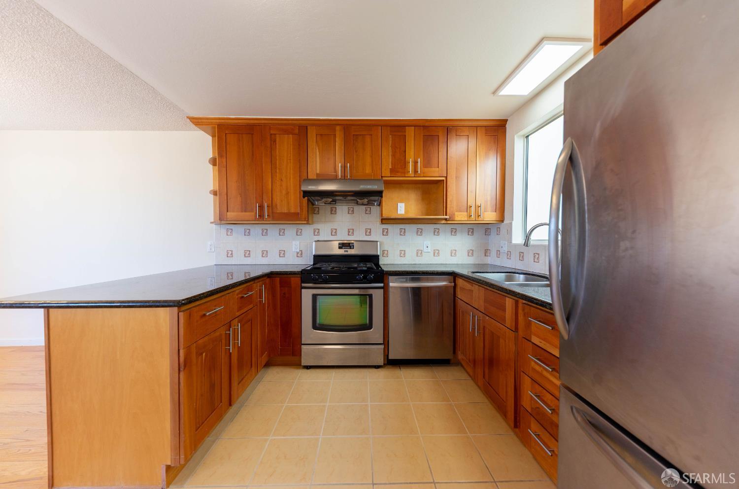 Detail Gallery Image 8 of 25 For 427 Ford St, Daly City,  CA 94014 - 4 Beds | 3 Baths