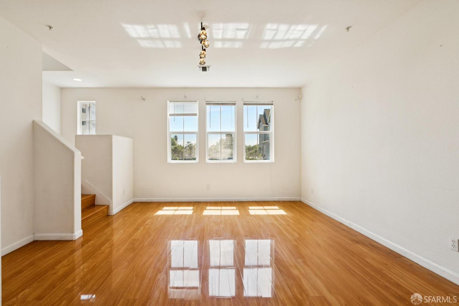 Detail Gallery Image 10 of 31 For 338 Village Ln, Richmond,  CA 94801 - 4 Beds | 4 Baths