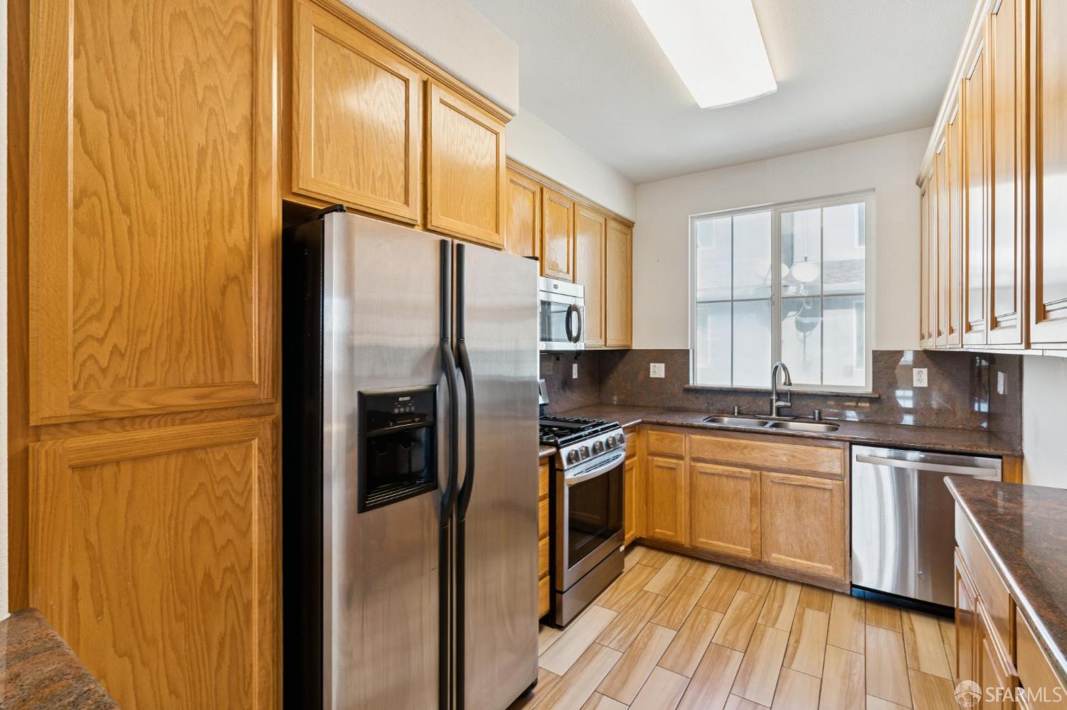 Detail Gallery Image 5 of 31 For 338 Village Ln, Richmond,  CA 94801 - 4 Beds | 4 Baths