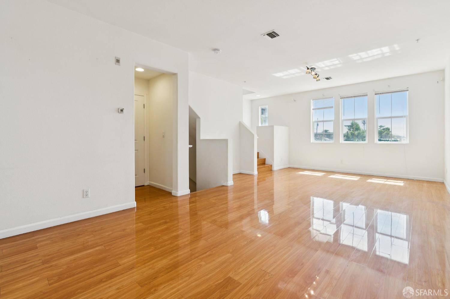 Detail Gallery Image 3 of 31 For 338 Village Ln, Richmond,  CA 94801 - 4 Beds | 4 Baths