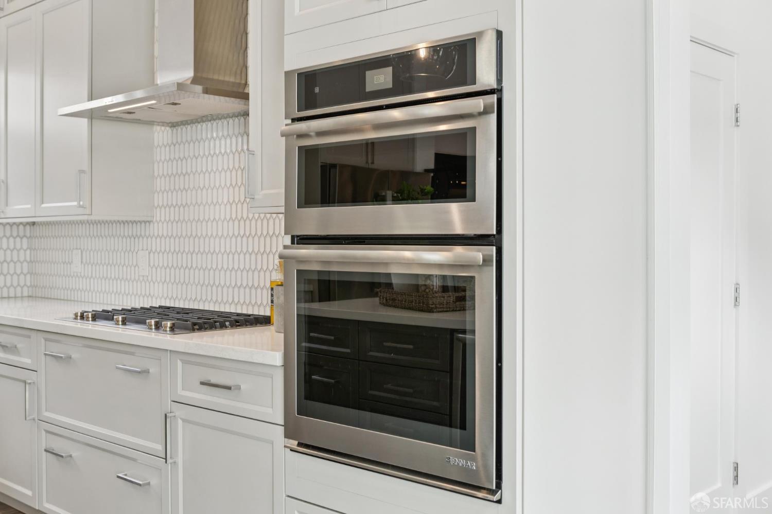 Detail Gallery Image 16 of 50 For 1121 Summer Ave, Burlingame,  CA 94010 - 3 Beds | 2/1 Baths