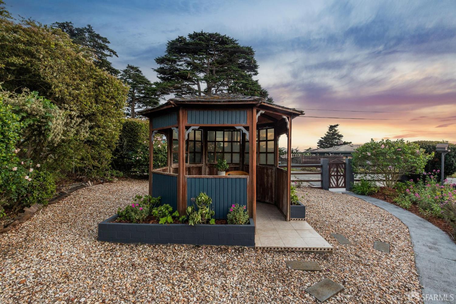 Detail Gallery Image 14 of 94 For 545 Talbot Ave, Pacifica,  CA 94044 - 4 Beds | 3 Baths