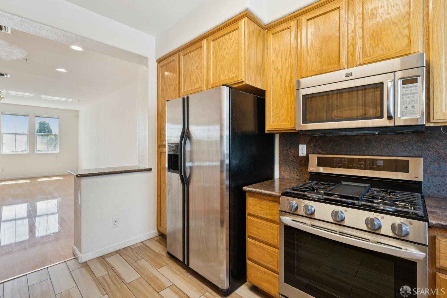 Detail Gallery Image 6 of 31 For 338 Village Ln, Richmond,  CA 94801 - 4 Beds | 4 Baths