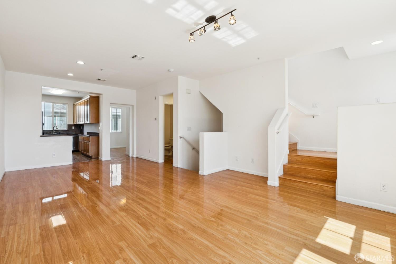 Detail Gallery Image 9 of 31 For 338 Village Ln, Richmond,  CA 94801 - 4 Beds | 4 Baths