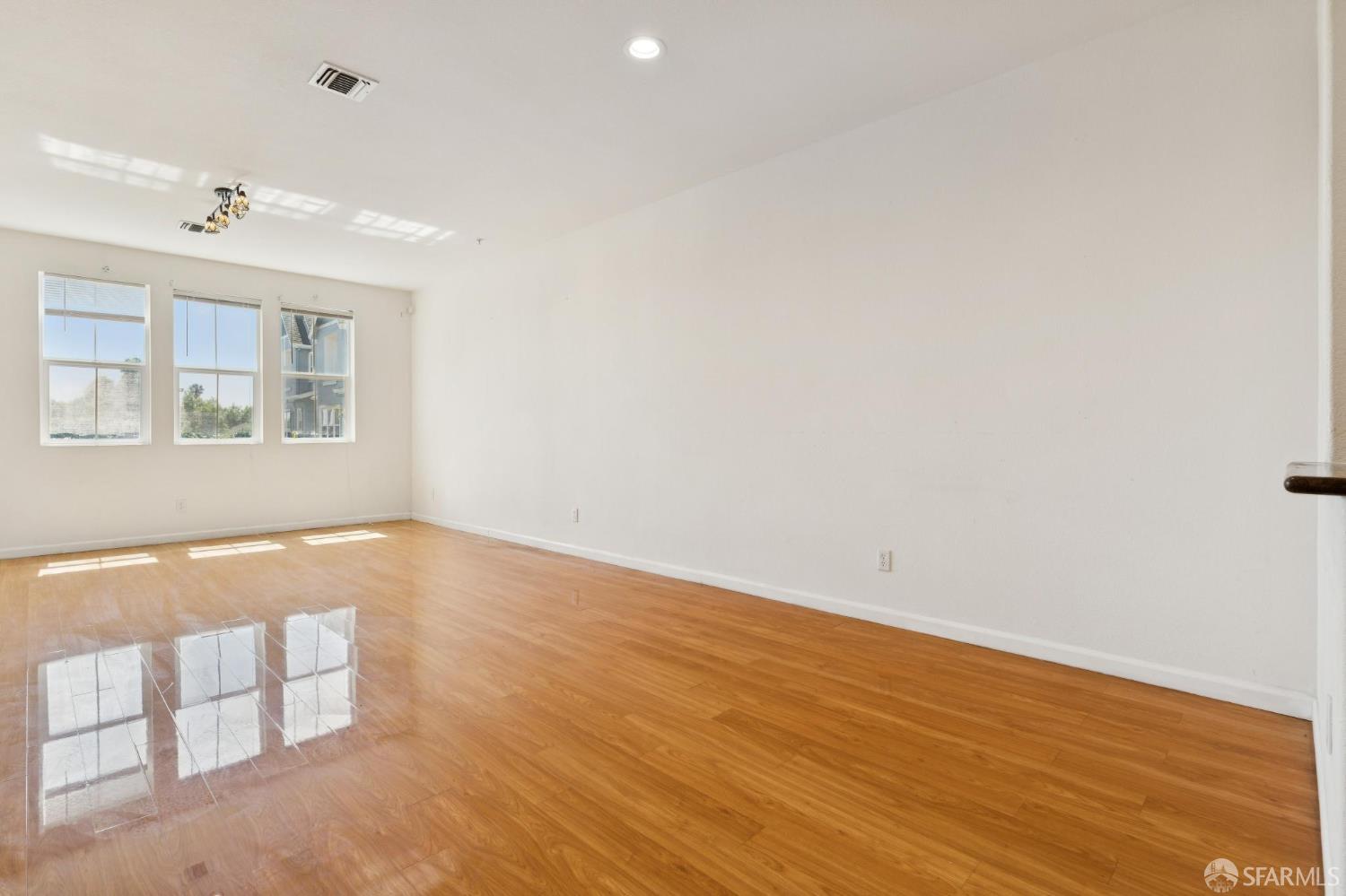 Detail Gallery Image 8 of 31 For 338 Village Ln, Richmond,  CA 94801 - 4 Beds | 4 Baths